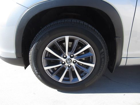 Used 2018 Toyota Highlander AWD V6 image 4