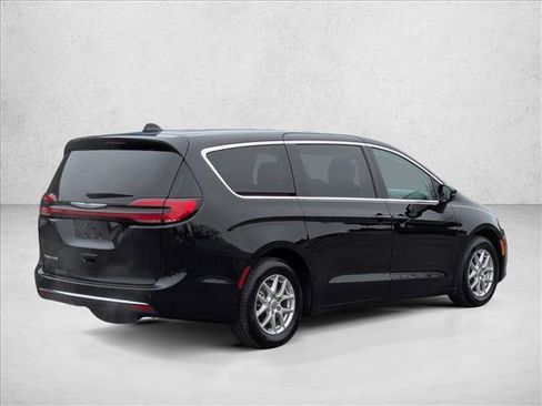 Used 2024 Chrysler Pacifica Touring-L image 5