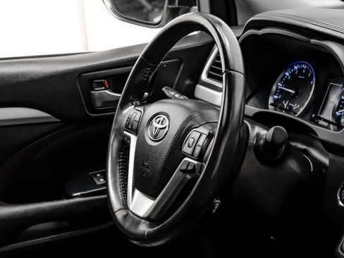 Used 2017 Toyota Highlander XLE AWD/4WD image 18