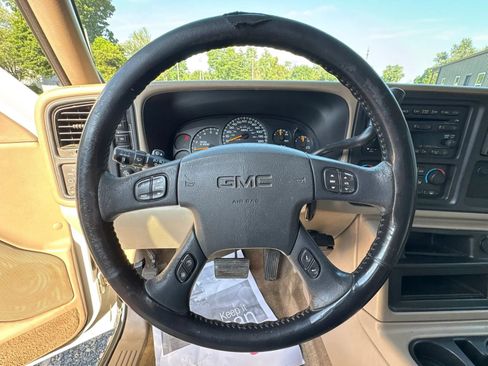 Used 2005 GMC Yukon XL SLT w/ SLT Preferred Equipment Group AWD/4WD image 11