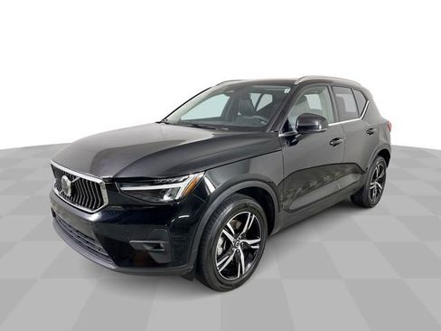 Used 2023 Volvo XC40 B5 Plus AWD/4WD image 4