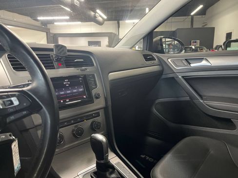 Used 2015 Volkswagen Golf S FWD image 39