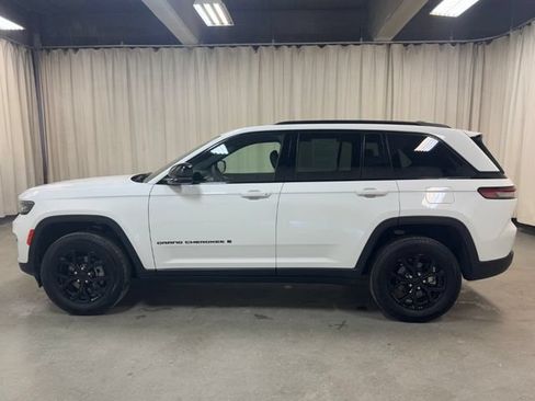 Used 2025 Jeep Grand Cherokee Altitude AWD/4WD image 8