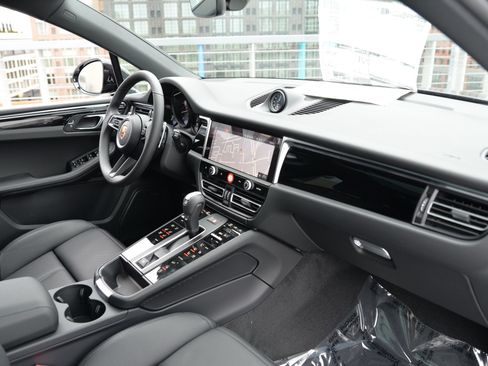 Certified 2026 Porsche Macan AWD/4WD image 17