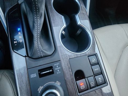 Used 2024 Toyota Highlander Platinum image 11