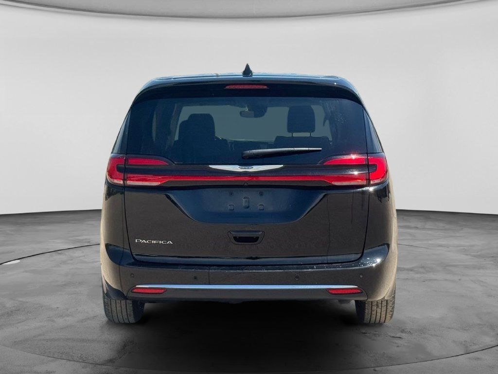 Used 2024 Chrysler Pacifica Touring-L FWD image 8