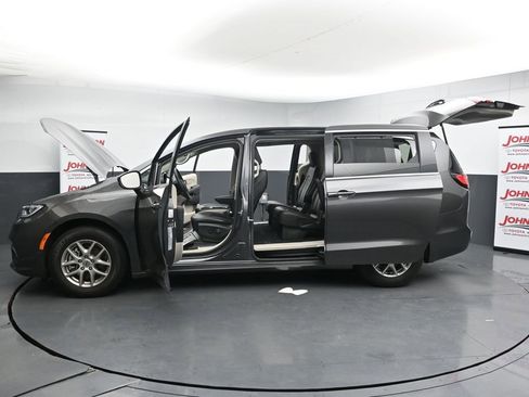 Used 2023 Chrysler Pacifica Touring-L FWD image 28