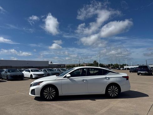 Certified 2024 Nissan Altima 2.5 SV FWD image 11