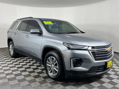 Used 2023 Chevrolet Traverse LT image 3