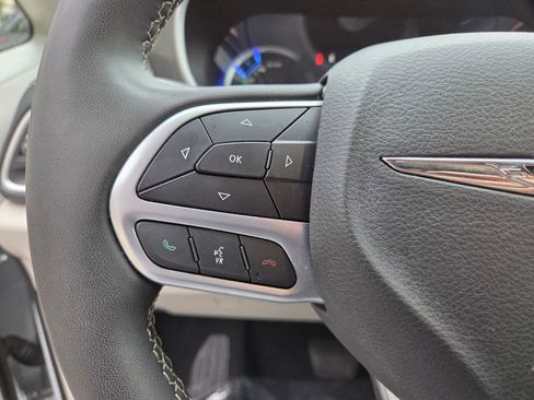 Used 2024 Chrysler Pacifica Select image 29