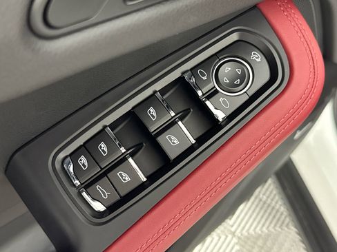 Certified 2025 Porsche Macan image 13