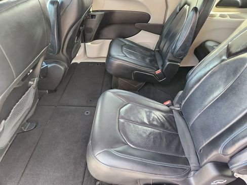 Used 2021 Chrysler Pacifica Touring-L image 17