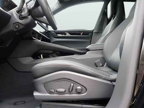 New 2026 Porsche Macan 4 Electric image 38