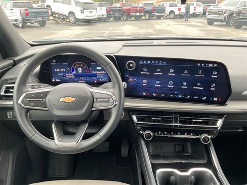 Used 2025 Chevrolet Traverse LT image 17