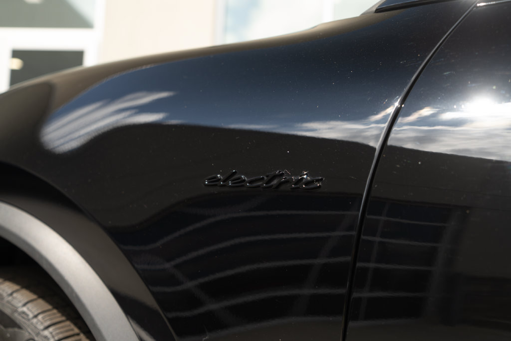 Used 2025 Porsche Macan 4 Electric AWD/4WD image 16