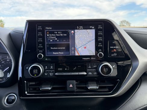 Used 2020 Toyota Highlander XLE image 27