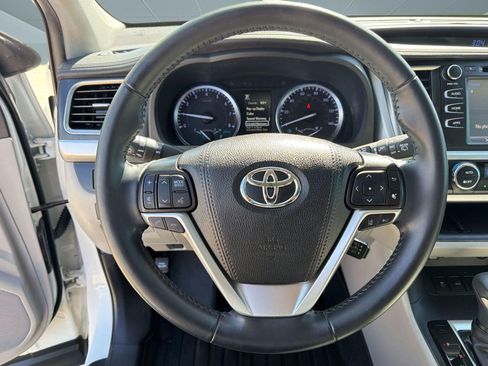 Used 2019 Toyota Highlander XLE image 17