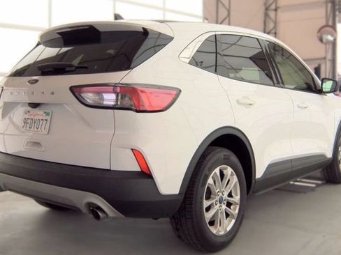 Used 2022 Ford Escape SE FWD image 2