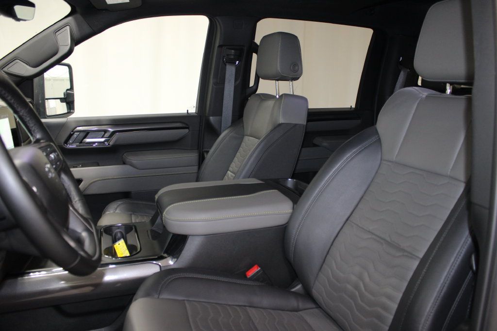 Used 2025 Chevrolet Silverado 2500 ZR2 w/ Technology Package AWD/4WD image 26