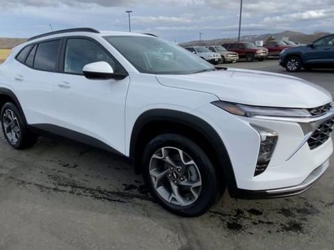 New 2026 Chevrolet Trax LT w/ LT Convenience Package FWD image 2