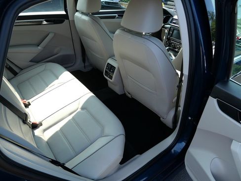 Used 2018 Volkswagen Passat 2.0T SE w/ SE Lighting Package FWD image 21