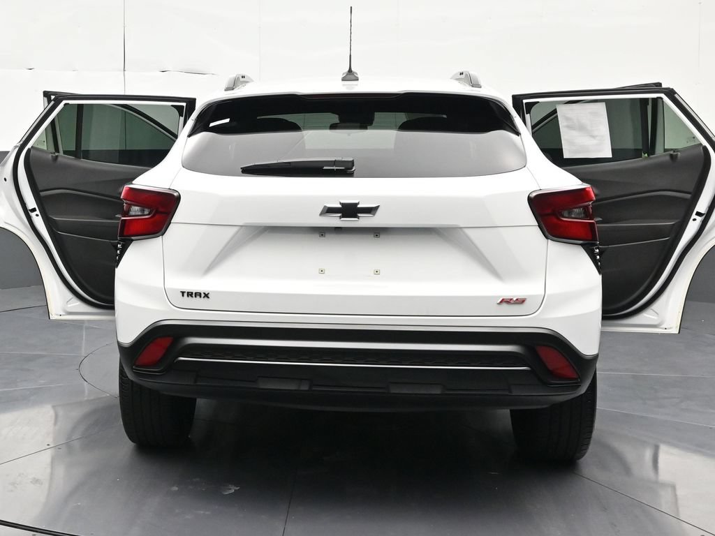 Used 2025 Chevrolet Trax RS FWD image 33