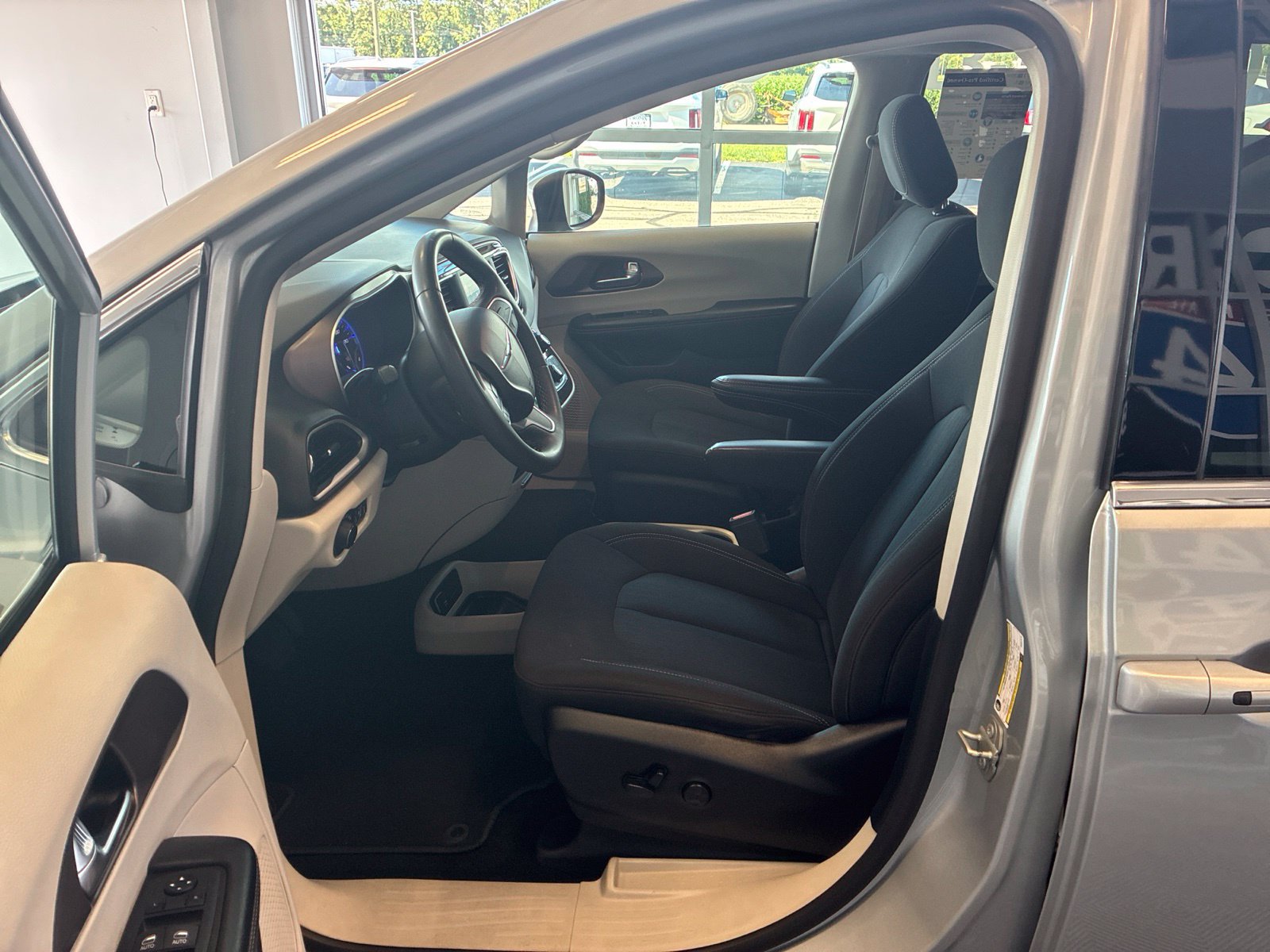 Used 2023 Chrysler Voyager LX FWD image 17