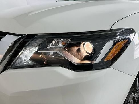 Used 2018 Nissan Pathfinder SV AWD/4WD image 31