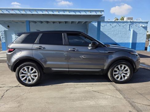 Used 2019 Land Rover Range Rover Evoque SE image 2