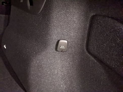 Certified 2023 Volvo XC40 Recharge Ultimate image 28