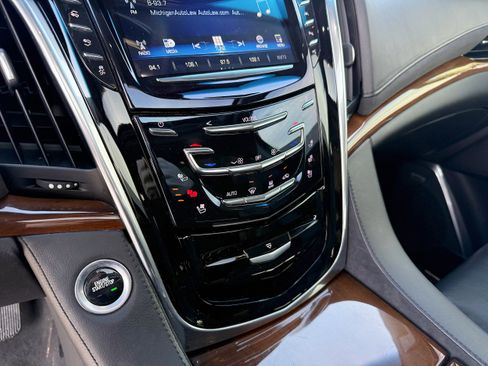 Used 2019 Cadillac Escalade Luxury image 17