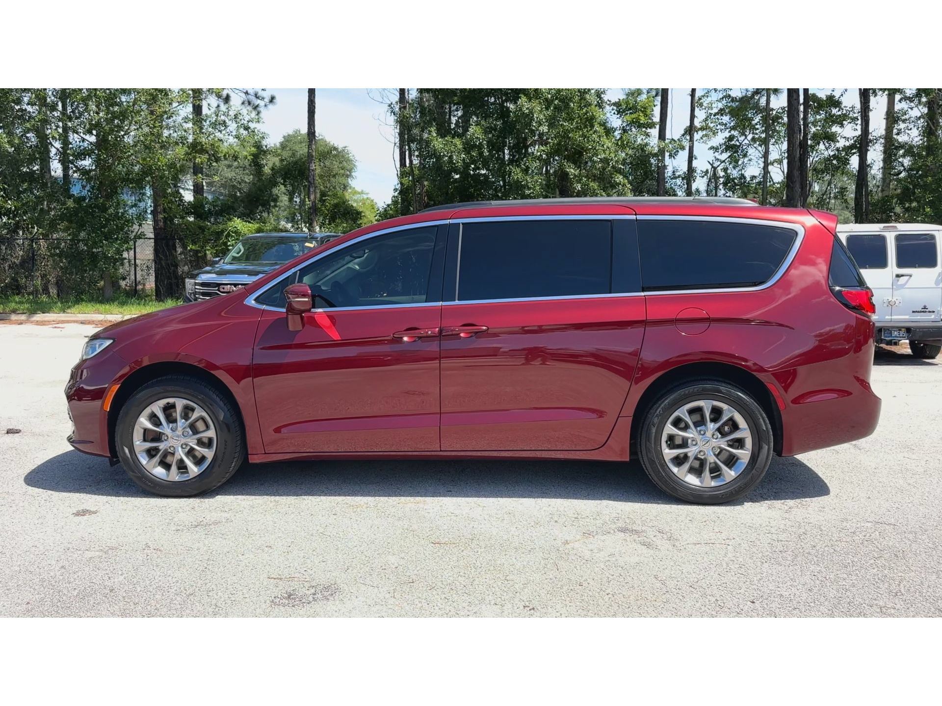 Used 2022 Chrysler Pacifica Touring-L AWD/4WD image 6