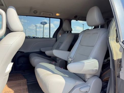 Used 2019 Toyota Sienna XLE w/ XLE Navigation Package FWD image 8