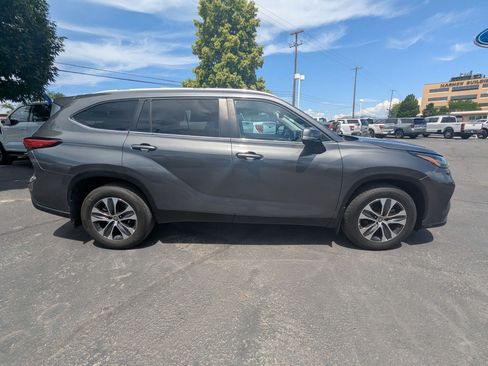 Used 2023 Toyota Highlander XLE AWD/4WD image 2