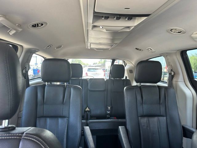 Used 2016 Chrysler Town & Country Touring FWD image 13