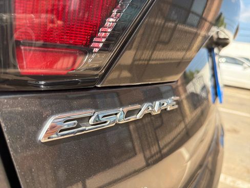 Used 2017 Ford Escape SE FWD image 40