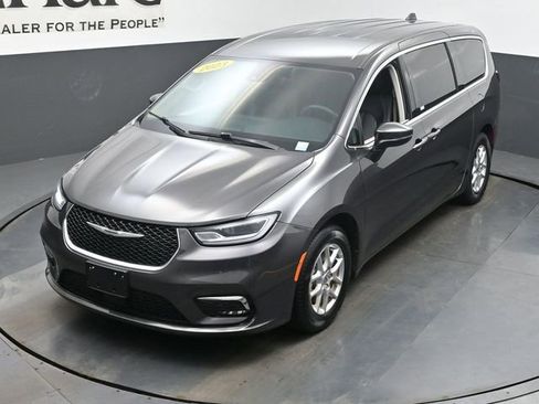 Used 2023 Chrysler Pacifica Touring-L FWD image 45