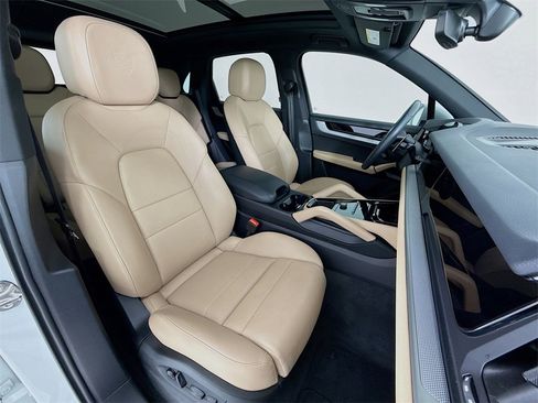 Certified 2025 Porsche Cayenne image 30