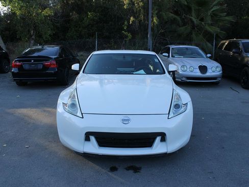 Used 2018 Nissan 370Z Coupe RWD image 2