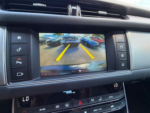 Used 2018 Jaguar XF Premium RWD image 46