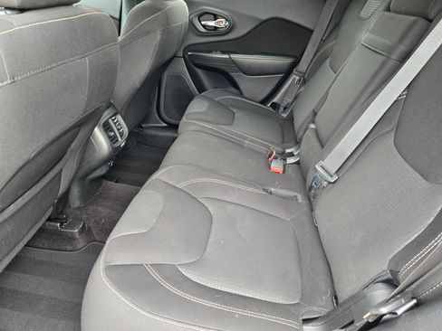 Used 2016 Jeep Cherokee Latitude FWD image 9
