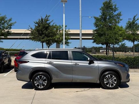 Used 2025 Toyota Highlander XLE FWD image 6