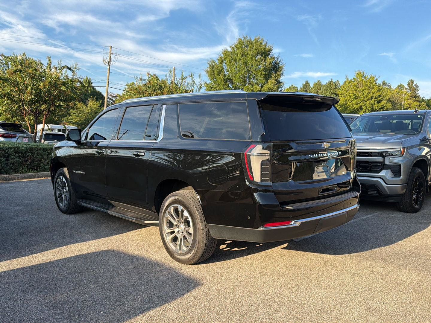 Used 2025 Chevrolet Suburban LT w/ Comfort Package RWD image 2