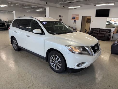 Used 2015 Nissan Pathfinder SL image 3