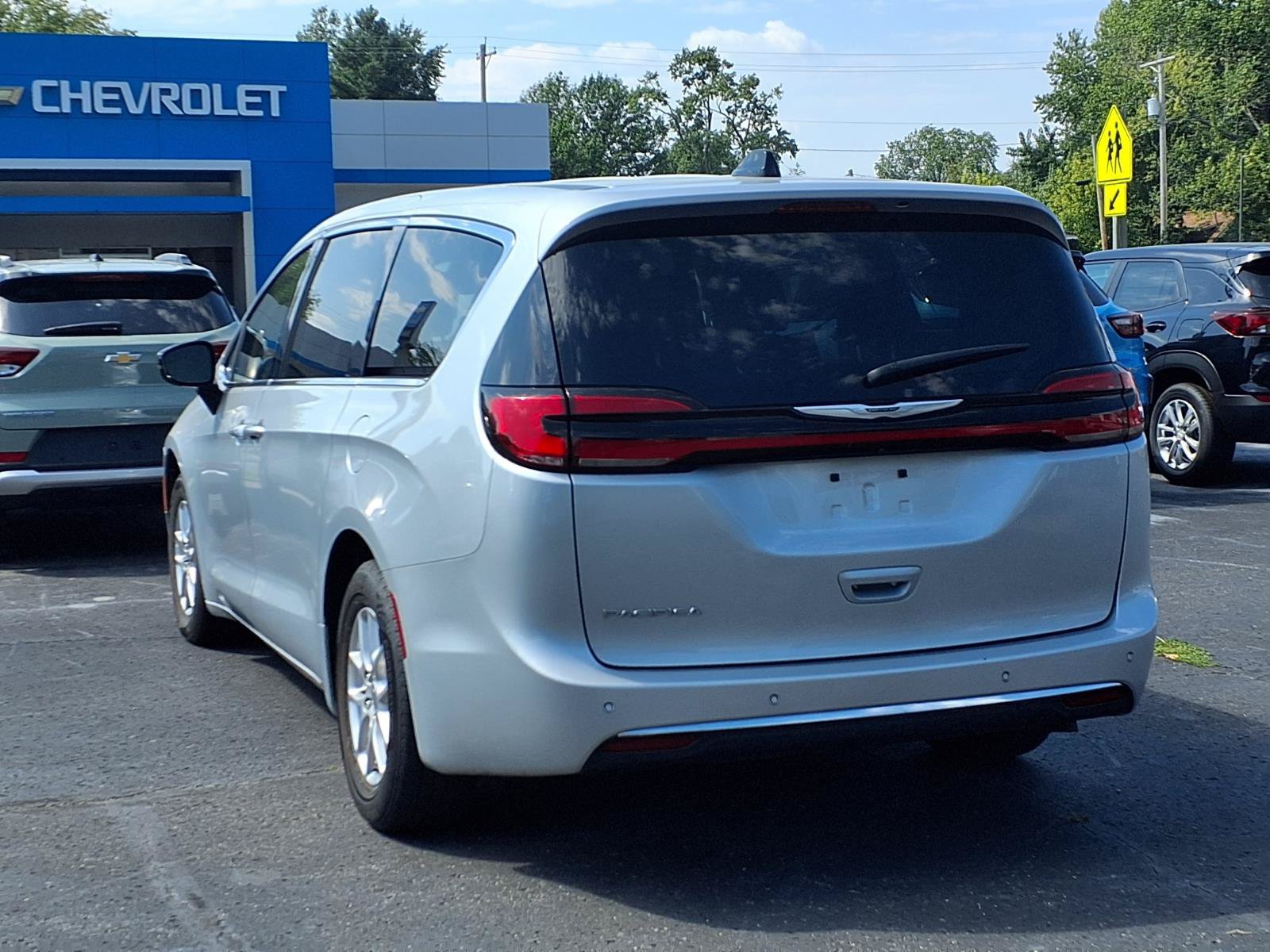 Used 2024 Chrysler Pacifica Touring-L FWD image 23