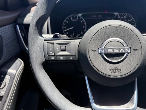 Used 2023 Nissan Rogue SV FWD image 17