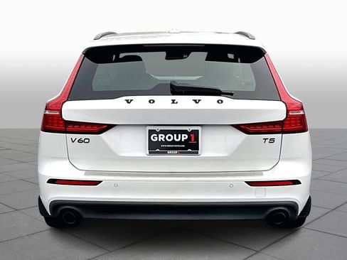 Used 2020 Volvo V60 T5 Momentum image 5
