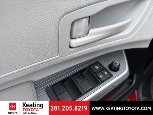 Used 2025 Toyota Sienna LE FWD image 12