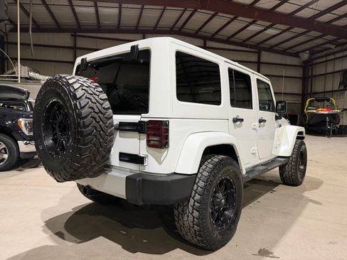 Used 2014 Jeep Wrangler Unlimited Sahara w/ Connectivity Group AWD/4WD image 5