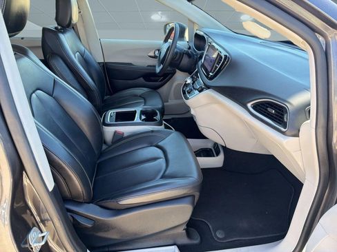 Certified 2023 Chrysler Pacifica Touring-L FWD image 29